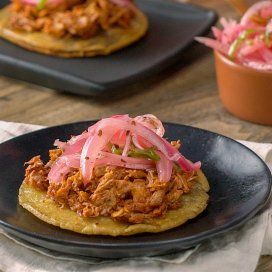 Panuchos de Cochinita