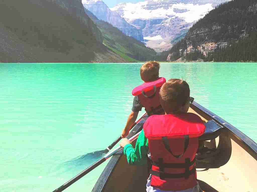 canoeing on lake louise travel and tourism canada 2022 10 31 03 52 25 utc